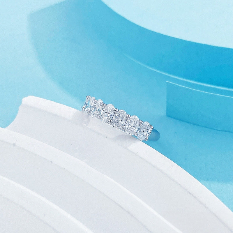 MaisieLin | Light Luxury & Stylish Straight-Shank Oval Pave-Set Pt950 Platinum Lab-Grown Diamond Ring for Women