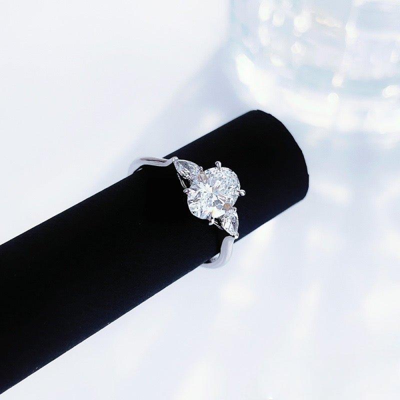 MaisieLin | Three-Stone Light Luxury & Stylish Oval Straight-Shank Four-Claw Pt950 Platinum Lab-Grown Diamond Ring for Women