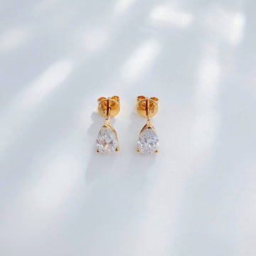 MaisieLin | Pear-Shaped Classic 18K Yellow Gold Teardrop Lab-Grown Diamond Earrings (Stud Style)
