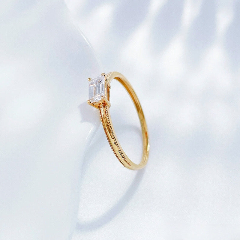 MaisieLin | Minimalist & Stylish Emerald-Cut Straight-Shank 18K Yellow Gold Lab-Grown Diamond Fixed-Size Ring for Women
