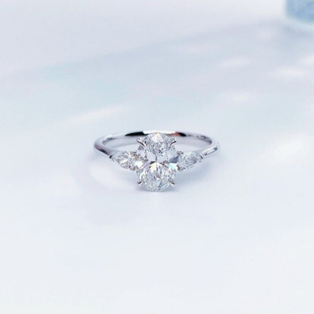 MaisieLin | Three-Stone Light Luxury & Stylish Oval Straight-Shank Four-Claw Pt950 Platinum Lab-Grown Diamond Ring for Women