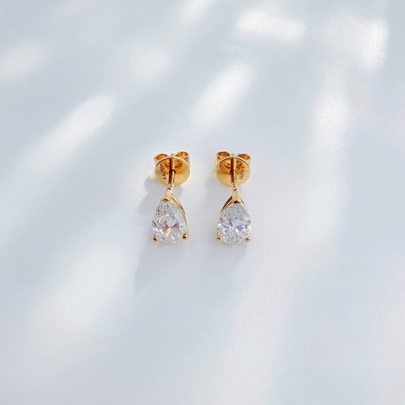 MaisieLin | Pear-Shaped Classic 18K Yellow Gold Teardrop Lab-Grown Diamond Earrings (Stud Style)