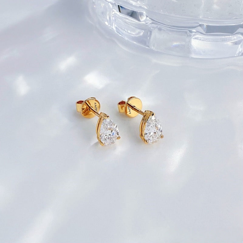 MaisieLin | Pear-Shaped Classic 18K Yellow Gold Teardrop Lab-Grown Diamond Earrings (Stud Style)